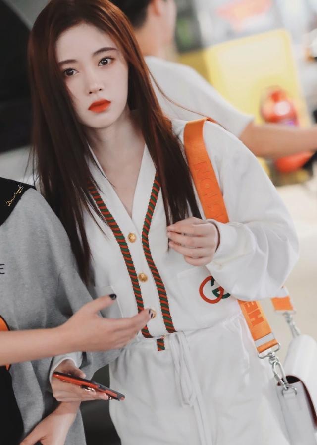 25岁鞠婧祎太会穿蓝色背带裙秀迷人身材优雅又甜美