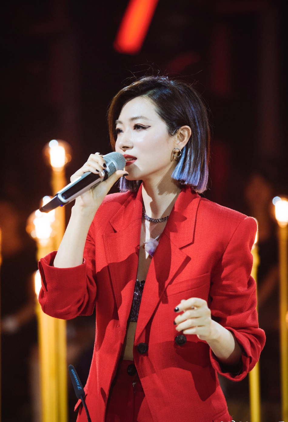 万茜红色西装搭亮片吊带秀身材 挑染短发利落又帅气