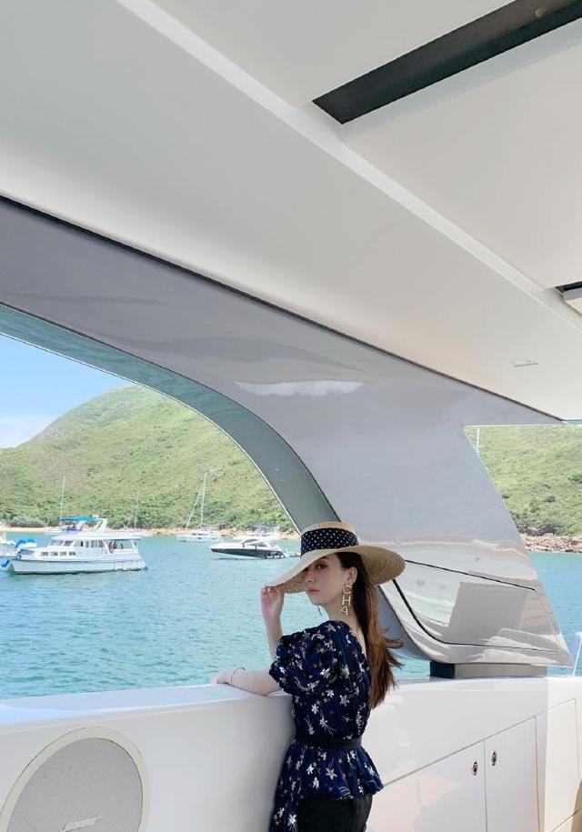 方媛带女儿度假,豪华游艇美照满满贵妇范,亲自为女洗头尽显母爱