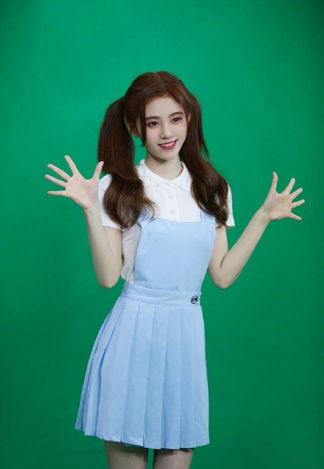 25岁鞠婧祎太会穿蓝色背带裙秀迷人身材优雅又甜美