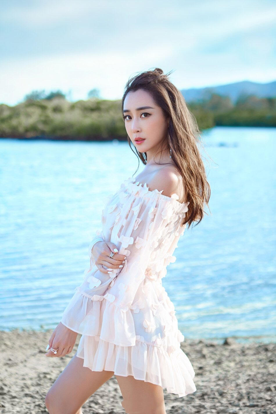 杜若溪好会穿一字肩白色连衣裙清新俏皮难怪能俘获严屹宽的心