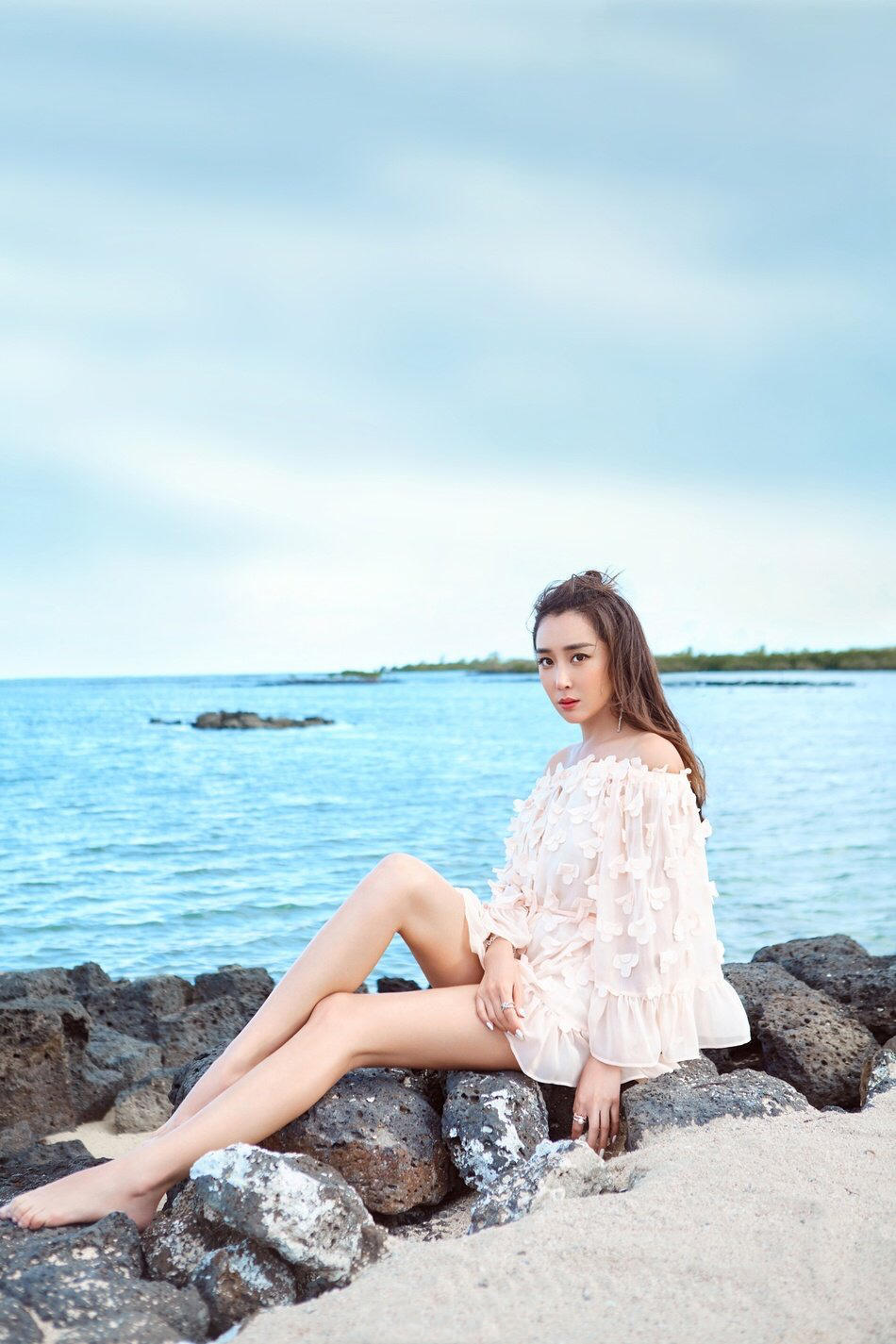 杜若溪好会穿一字肩白色连衣裙清新俏皮难怪能俘获严屹宽的心