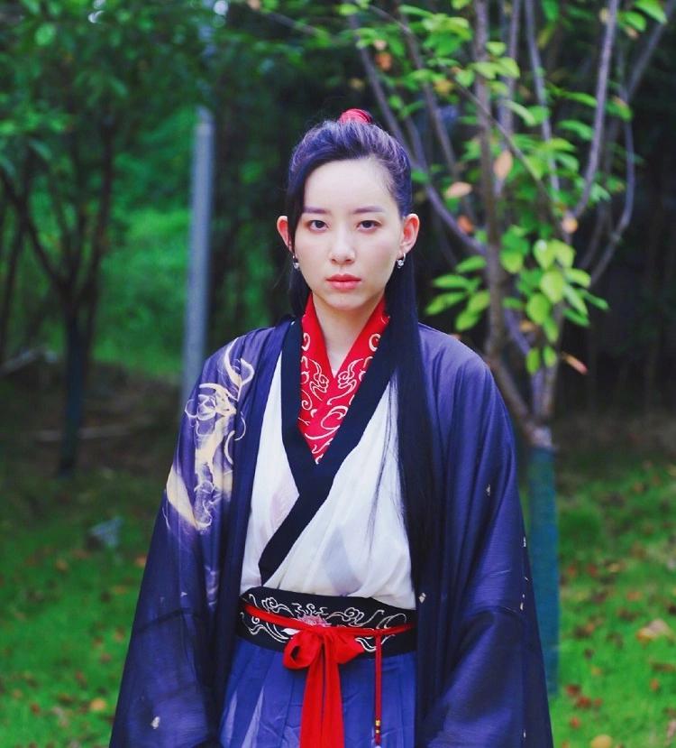 李斯丹妮古装造型绑高马尾像翩翩公子发际线是唯一不足的地方