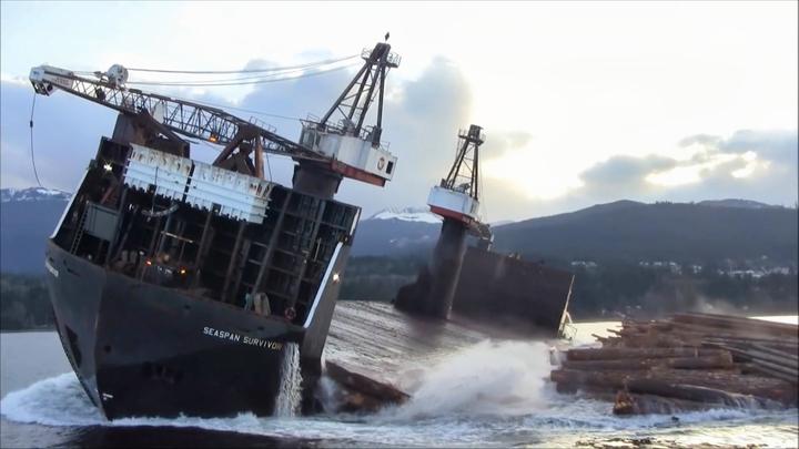 万吨旧船严重超载,下一秒就翻船,赔了夫人又折兵!