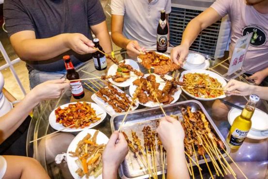 巴基斯坦美女来中国旅游,凌晨出门吃夜宵