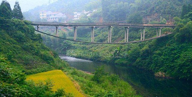 这座逆天的大桥叫做淘金桥,它建造在悬崖之上,桥下面就是一条川流不息