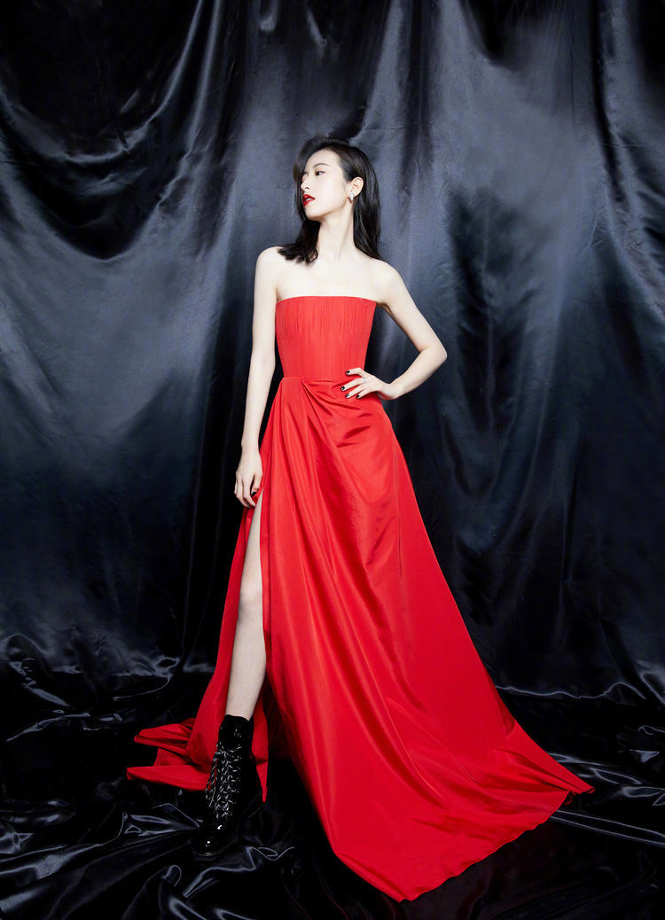 江疏影穿红裙干练优雅,巧笑倩兮更添迷人气质,白细长腿抢镜