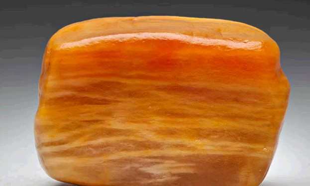 男子在河边捡到一块黄色的石头,表面油光发亮,随后后悔高价卖出