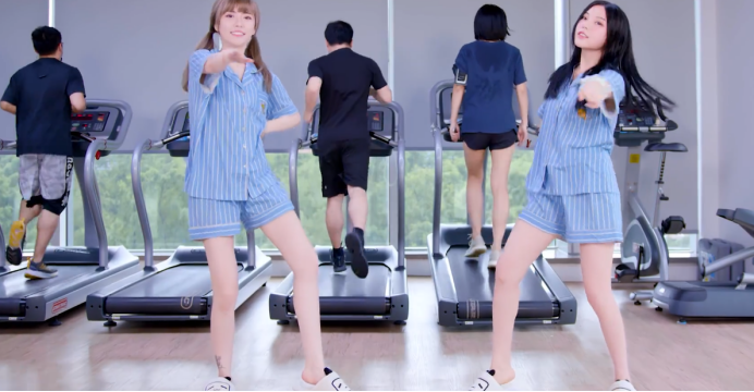 周淑怡不吐槽了!改成跳舞辣眼睛了,和"害怕区"一姐共舞