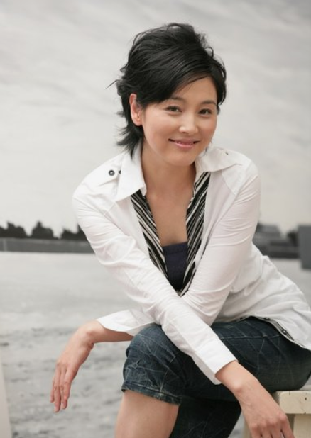 曾是选美冠军,却在走红后就退出娱乐圈,如今49岁成这样不意外!