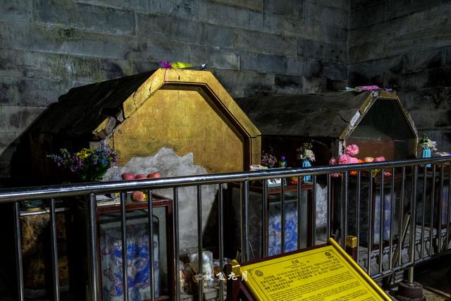 金券的宝床之上,安置着光绪和孝定景皇后的棺椁.