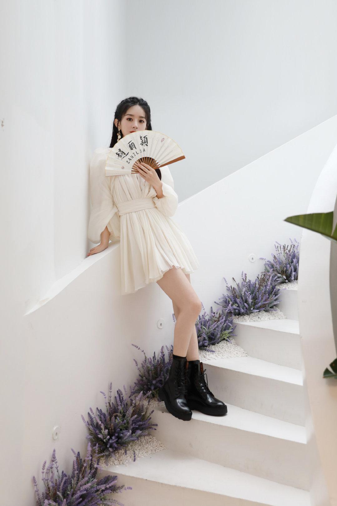 赵丽颖今日现身发布会,白色泡泡袖连衣裙搭配马丁靴,酷飒有范