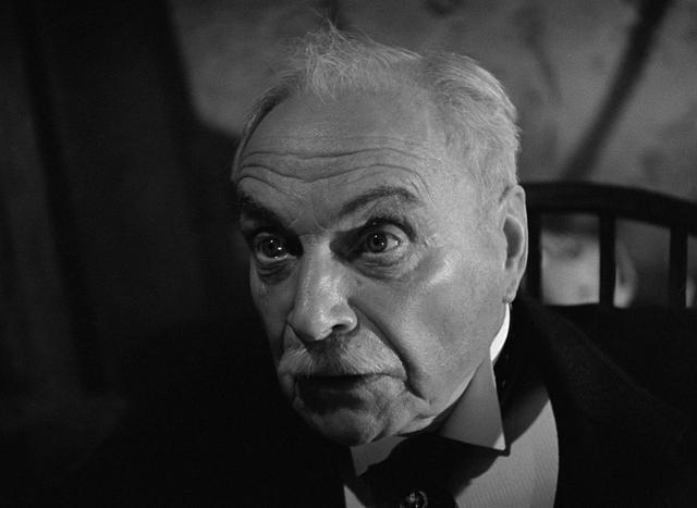 《海外特派员》:集合了希区柯克谍战题材电影里的共性弱点