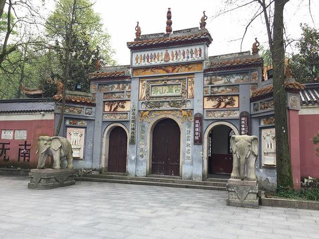 正文             因此,来麓山寺旅游的人不断增多,来访者大多是冲着