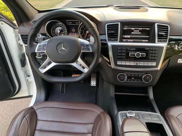 15款奔驰ml63售价34万,溜背式设计使得此车更加偏向于运动化