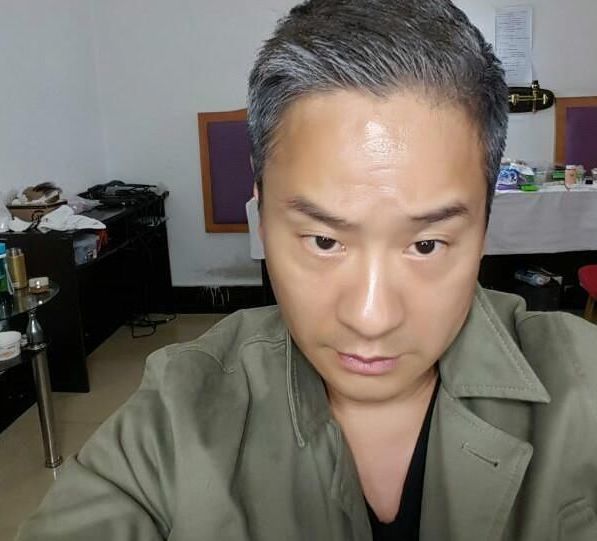 他为娶小8岁的娇妻,抛弃了糠糟之妻,如今前妻走红,他无戏可拍