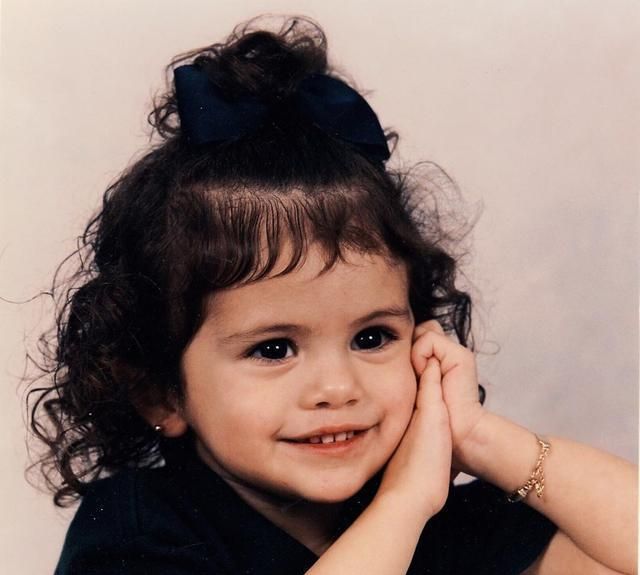 赛琳娜28岁生日晒美照,网友:精灵可爱,从小美到大