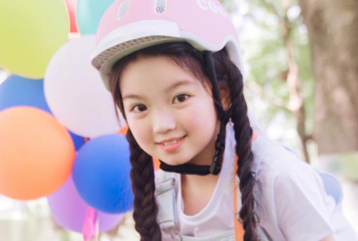 可爱的阿拉蕾长大了!近照美出新高度,为工作8岁就化浓妆拍写真