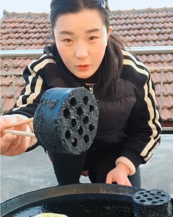 女主播为人气直播吃煤球,一副享受的样子,知道真相后哭笑不得