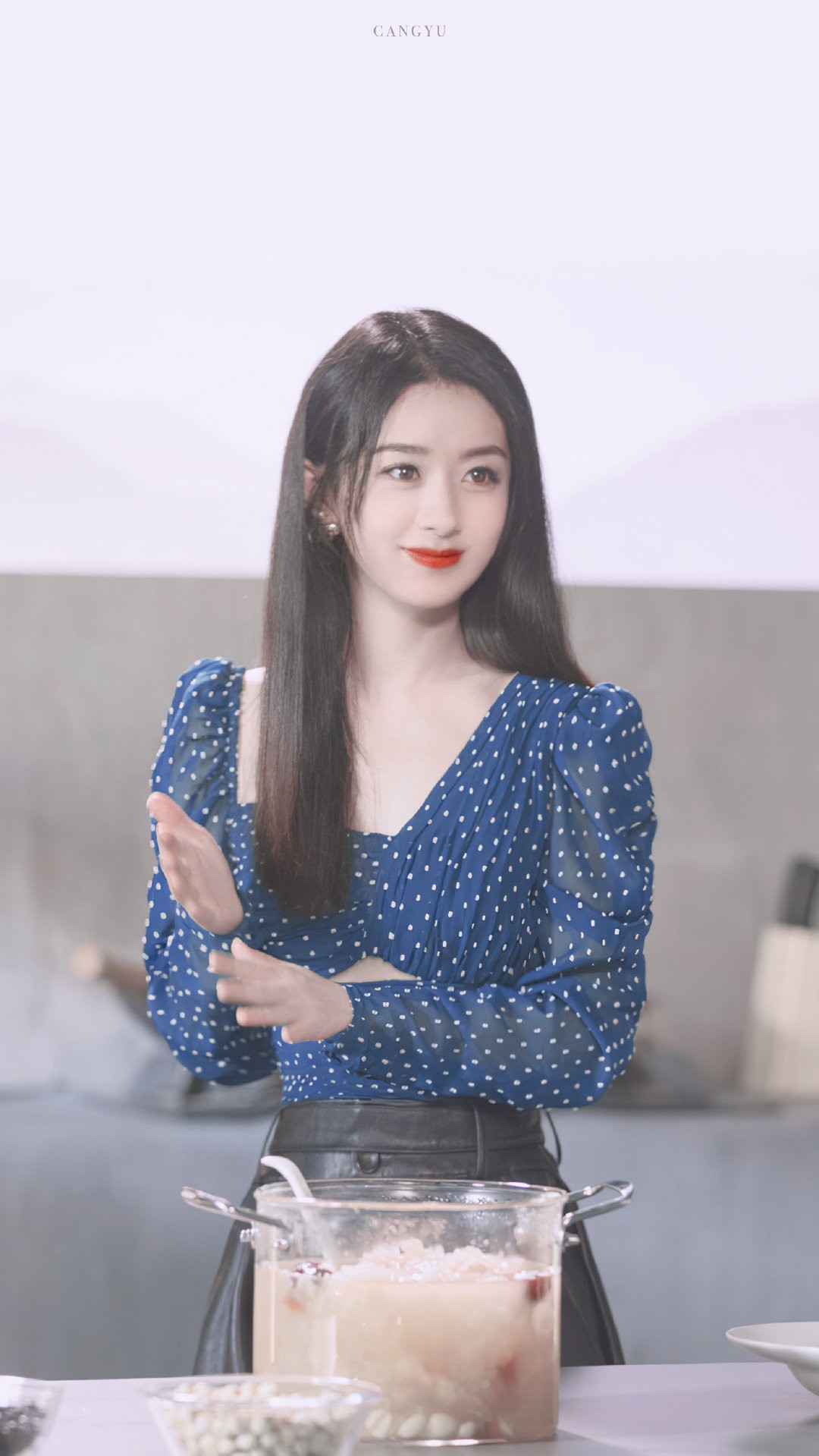 赵丽颖将上《中餐厅》,掌勺的姿势尽显温柔贤惠