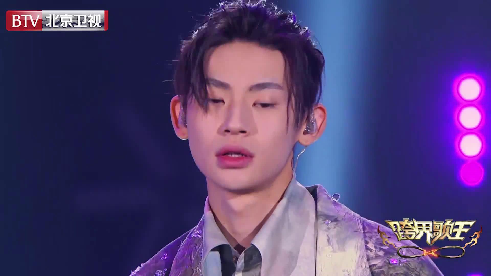 小鬼王琳凯《偏爱》Live 副歌部分小鬼的音域之宽完全超出预估……_新浪新闻
