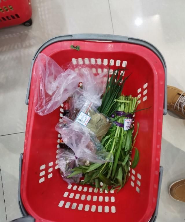 深圳超市越来越多人买菜,两餐饭3个人80块钱,吃得比想象中的好