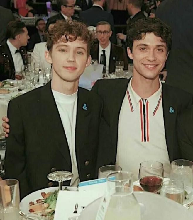 戳爷与男友布布分手,四年的恋爱长跑宣告结束,国外恋情也不轻松