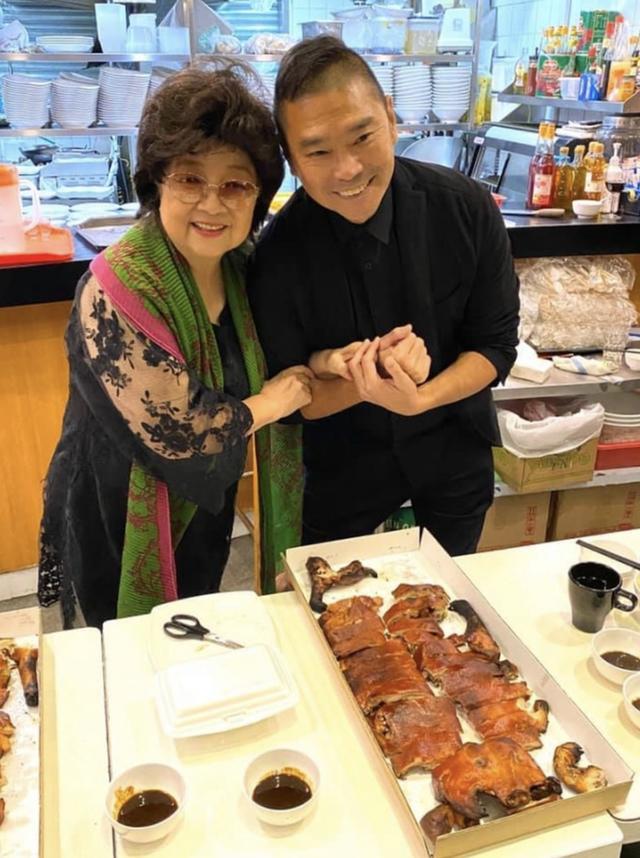 63岁香港dj邓达智确诊,曾与徐小凤握手合照,庆幸丈夫检测无事