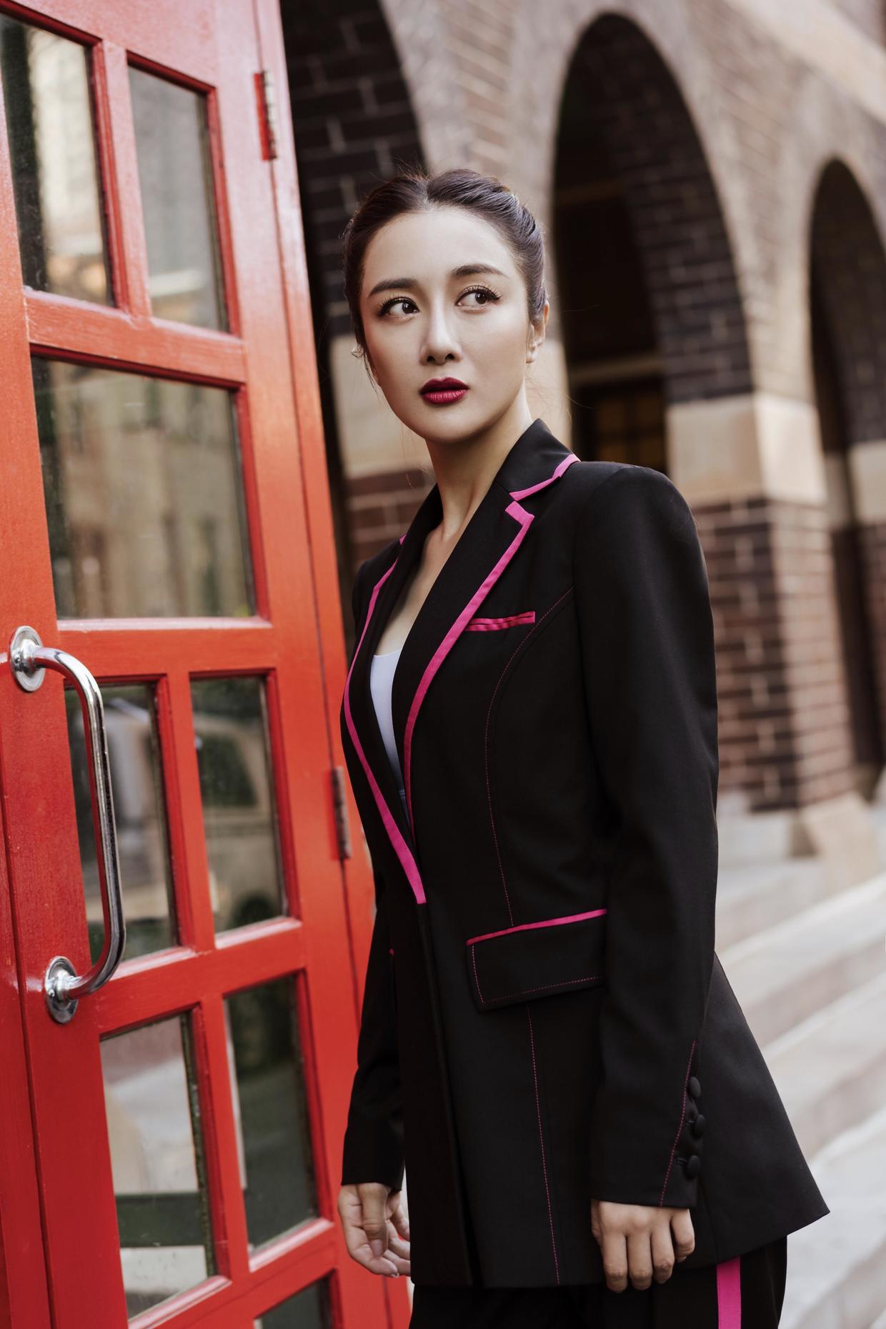 被李依晓给惊艳到,穿红色套装出席活动,展现出了小蛮,十分迷人