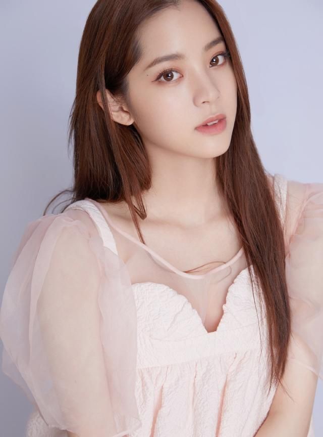 欧阳娜娜瘦了穿衣更养眼一袭裸粉色短裙文静淑女妆容清新可人