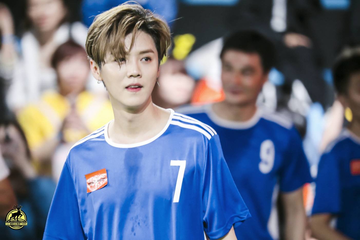 因其搏击术不专业,以及其被嘲讽过于"娘"关于鹿晗对于足球的喜爱和