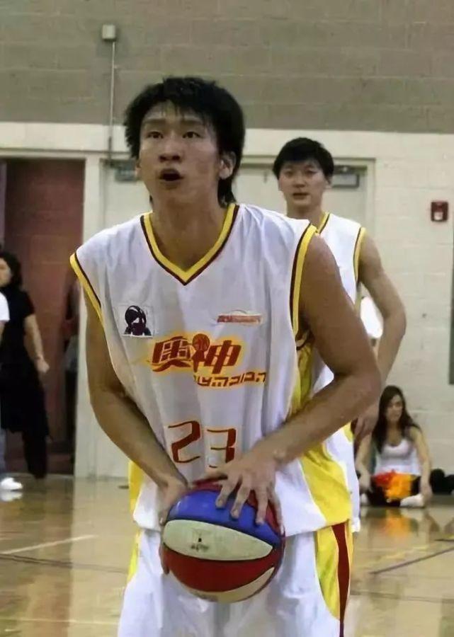 没资格喷周琦?年轻时死亡骑扣黑人!还有一动作周琦压根比不了