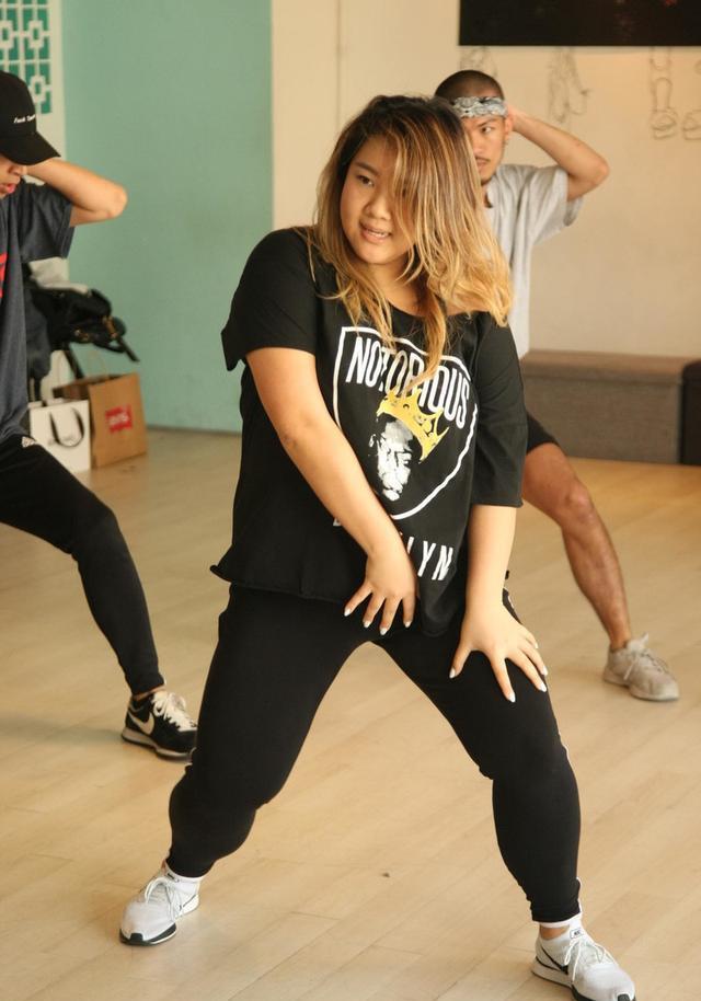 郑欣宜穿健美裤又蹦又跳超灵活,180斤双腿肌肉超紧实