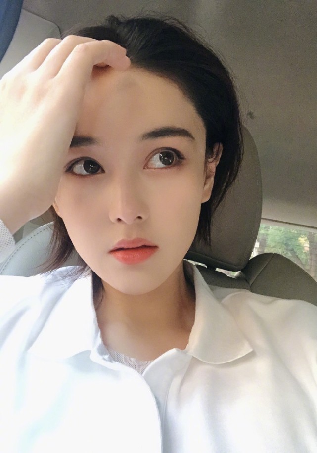 正脸怼镜自拍的张馨予毫不畏惧特写镜头,看来对于自己的颜值张馨予