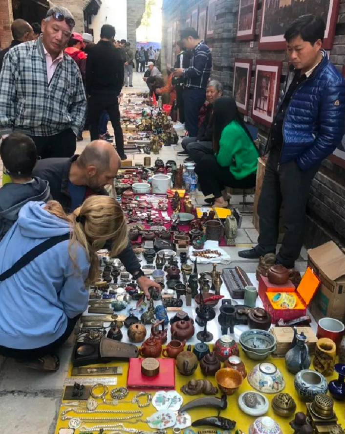 玩家聚集地跳蚤市场设置于昆明老街景星珠宝市场周边东卷洞巷,景学巷