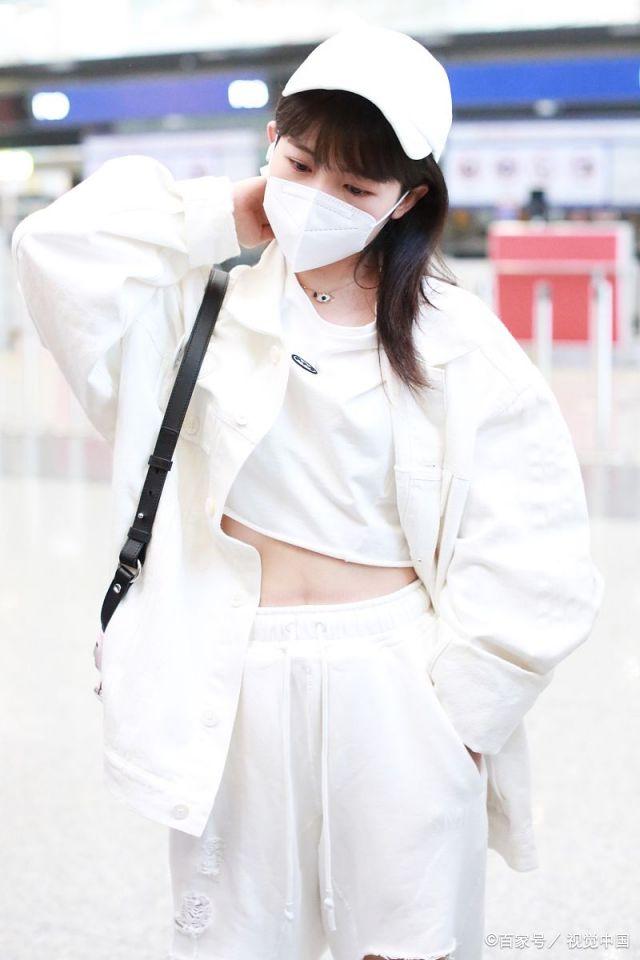 赖美云歪头卖萌可可爱爱,亲授小个子穿搭法则