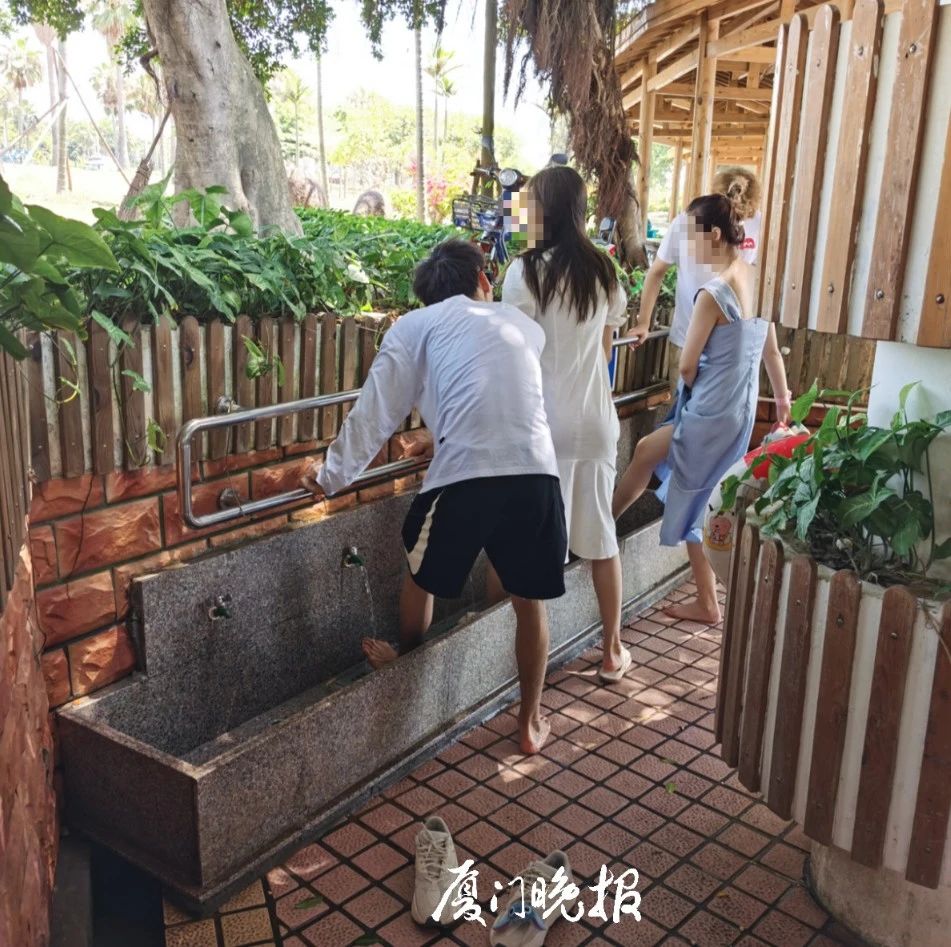 厦门热门海滩冲淋攻略来了,还有扫码冲脚!再也不怕沾满沙