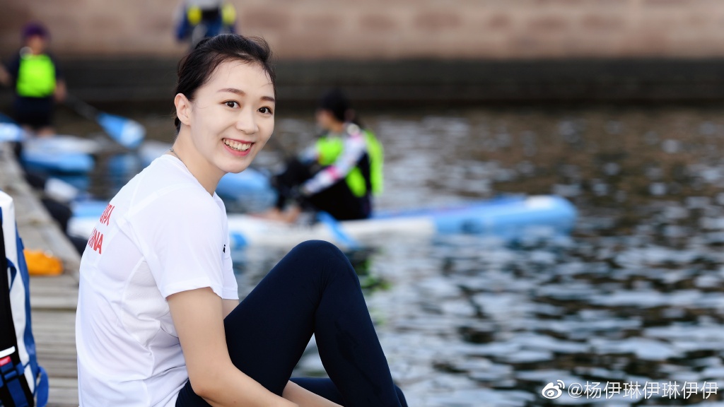 水面上腾空完成一字马,退役7年变化大|杨伊琳|瑜伽|一字马_新浪新闻