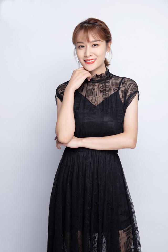 她选秀出道后嫁给奥运冠军,今穿黑色透视裙,配空气刘海温婉优雅