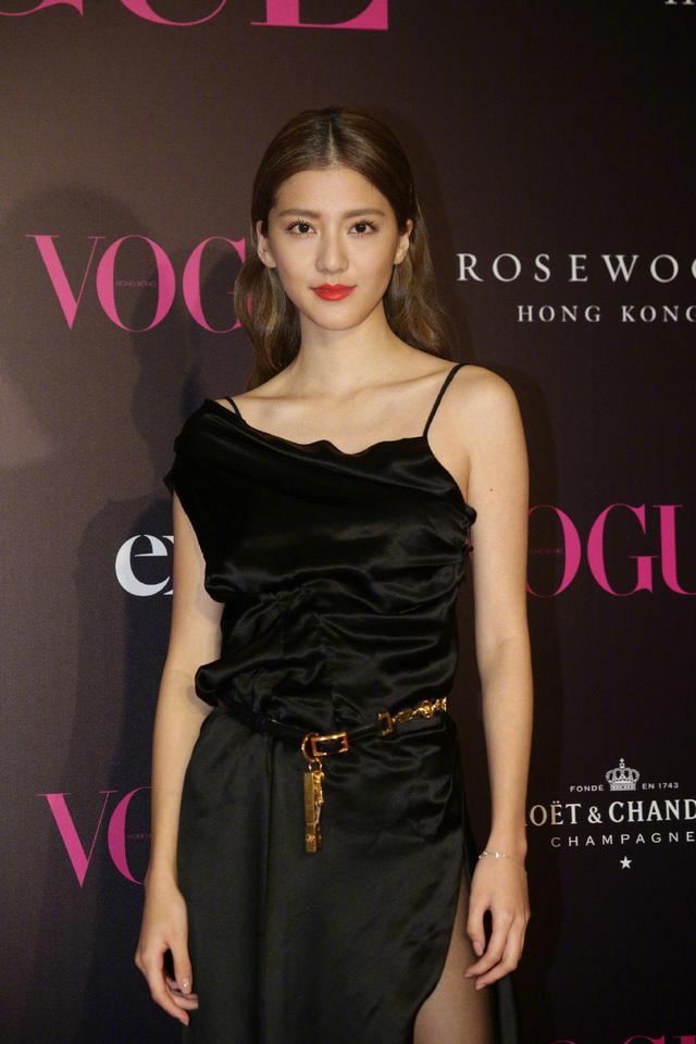 徐子淇女神范十足穿黑色抹胸连衣裙简约又时髦穿出了高级感