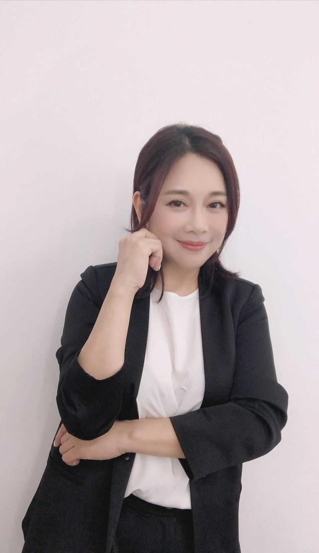 陈松伶是胖了点又怎样?穿宽松t恤配牛仔短裤,围上丝巾照样惊艳