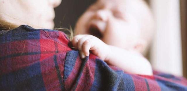 "愤怒"宝宝火了,刚出生就怒目圆睁,网友:出生自带表情包