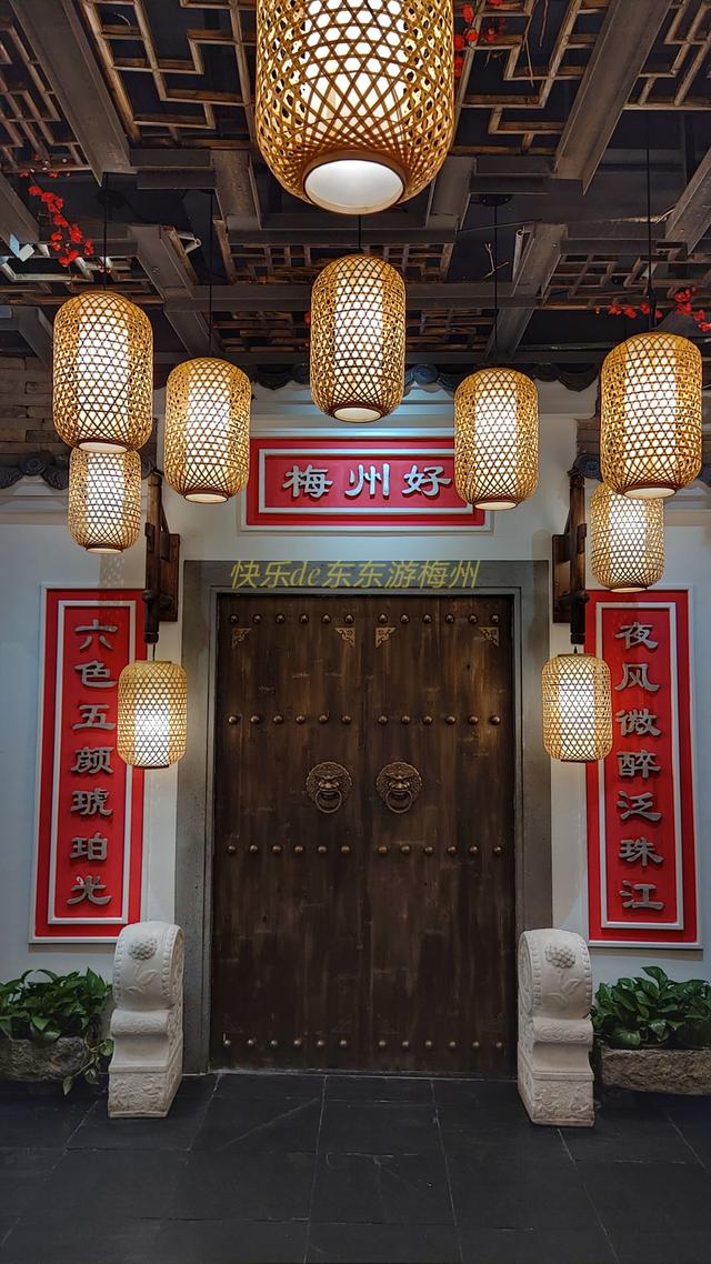 厢房门用非常古旧的木板和花瓶状木柱子制成,厢房门上悬挂着老旧的木