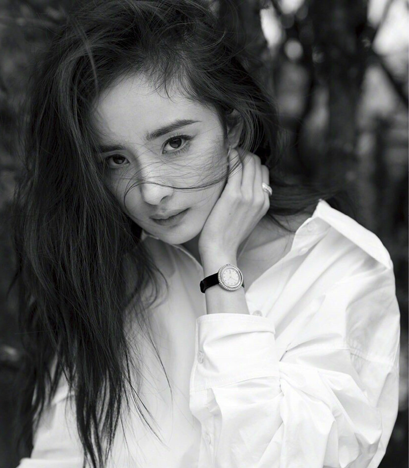 女星白衬衫,杨幂性感虞书欣甜美,看到宋茜:飒气女机长来了