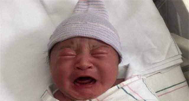 刚出生就怒目圆睁,网友:出生自带表情包|出生|宝宝|新生儿_新浪新闻