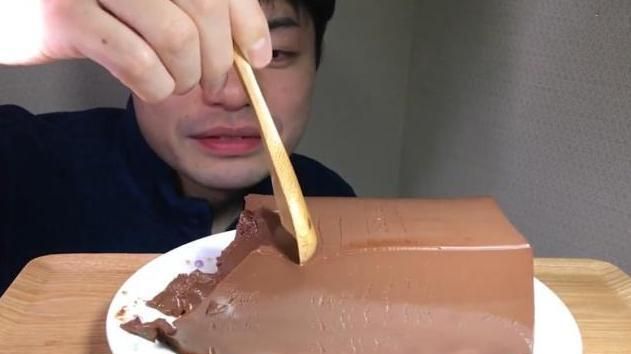 大胃王挑战20斤"巧克力",一勺下去却穿帮了,网友:全是装的!