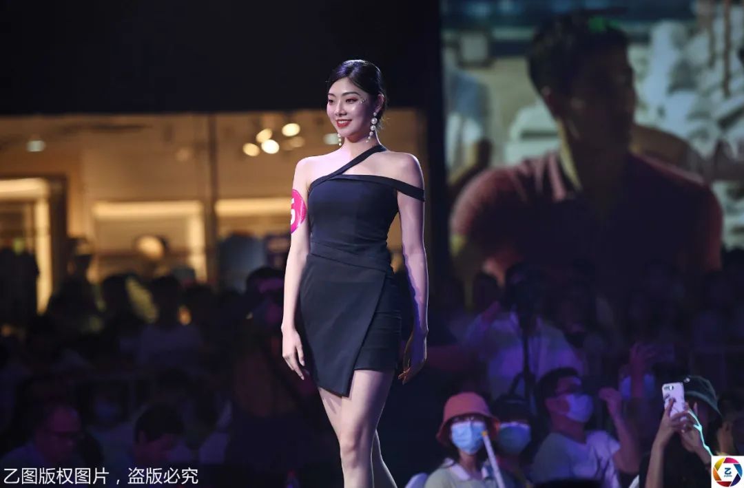 实拍第十届胸模大赛决赛,12位小姐姐t台比身材,冠军让人意外