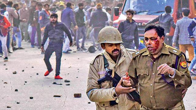 印度骚乱持续升级暴徒到处纵火焚烧警察车辆高速公路变战场