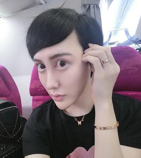 还记得整容成"蛇精脸"的刘梓晨吗?如今又变脸,竟然还想出道?