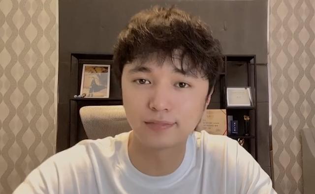 剑仙正式官宣入驻虎牙,首秀之日,官方就罕见破例送上了一份大礼